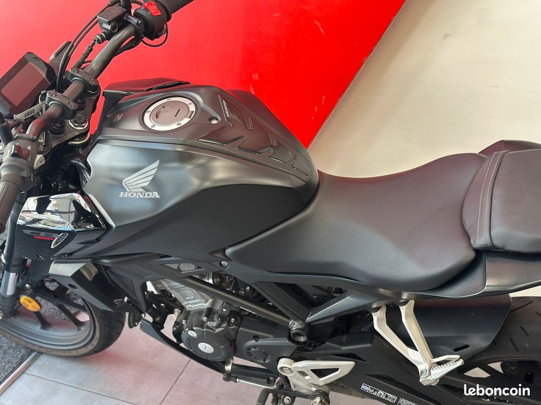 Honda CB125R Noire - Faible kilométrage - Poignées chauffantes - Support de plaque court (image 5)