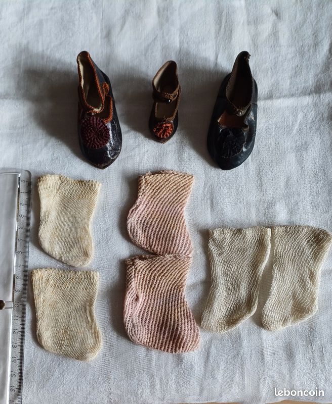 TRÈS JOLIES CHAUSSURES POUR POUPEE ANCIENNE