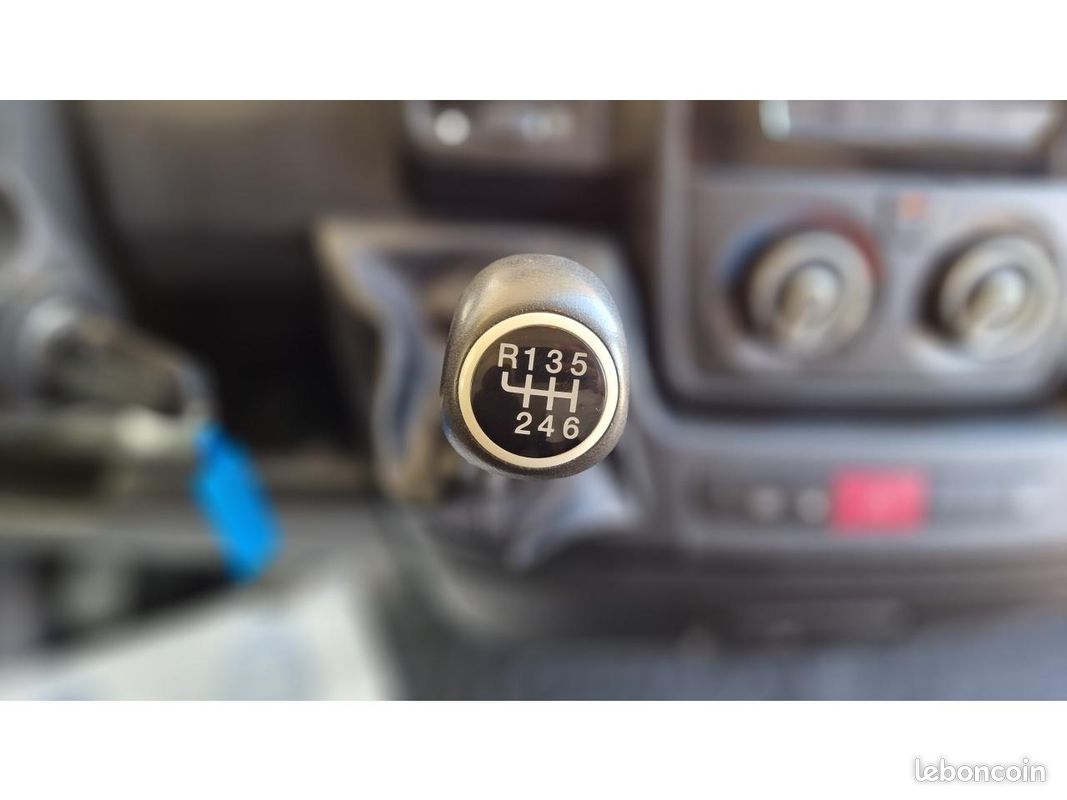PEUGEOT BOXER Premium 333 L3H2 2.2 BlueHDi S&S - 140 (image 29)