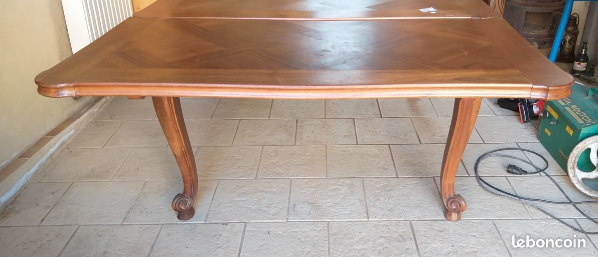 Table marquetée en noyer (image 2)