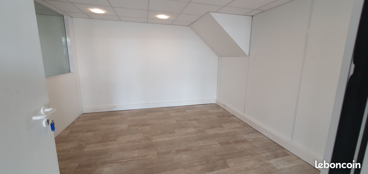Local de bureaux 145m² + mezzanine + 5 parkings (image 9)