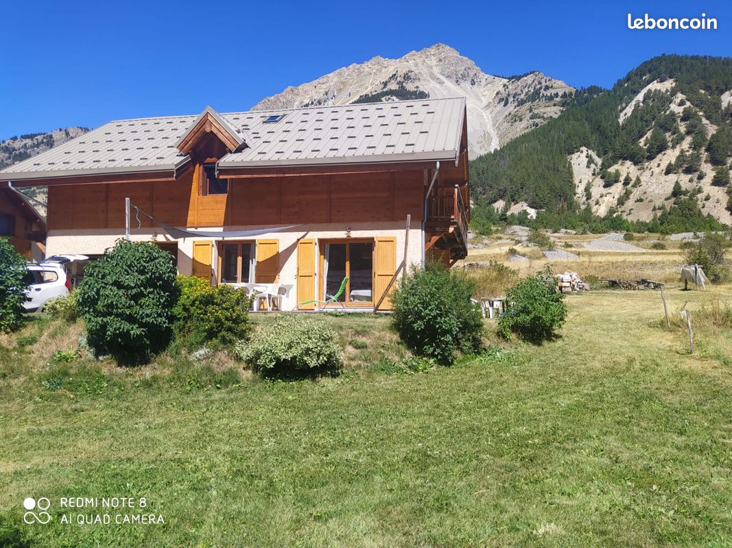 Maison type chalet au calme avec terrasses et jardins (image 3)