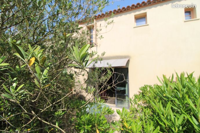 Villa avec terrasse dans un villae tous commerces proche de NARBONNE