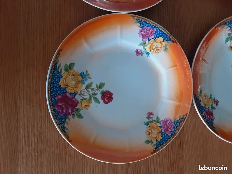 Nevers. Assiette en faïence à décor polychrome de fleurs fleuries