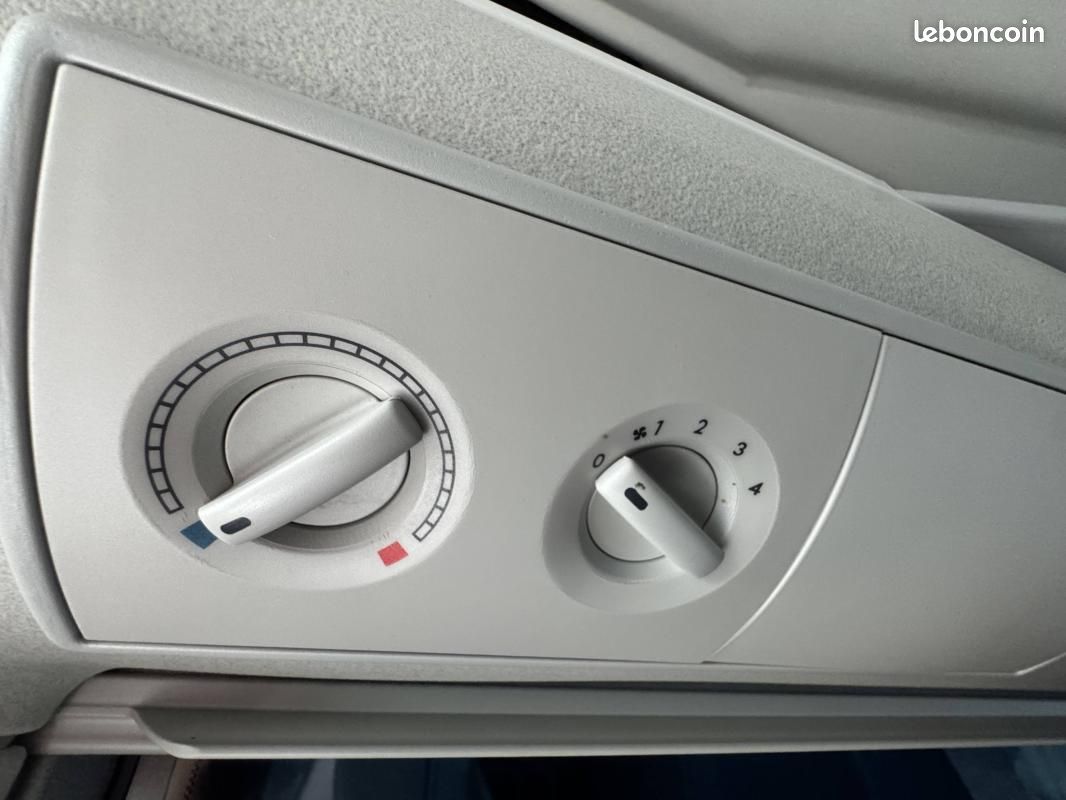 Volkswagen California 2.0 TDI 140 BVM6 – TOIT ÉLECTRIQUE CHAUFFAGE STATIONNAIRE CLIM 3 ZONES RADA... (image 23)