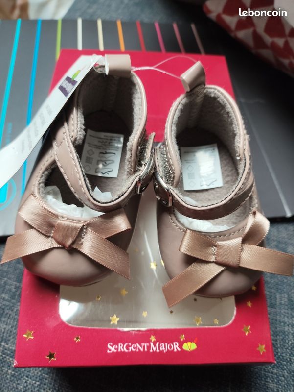 Chaussons/chaussures NEUF 15/16 (image 1)