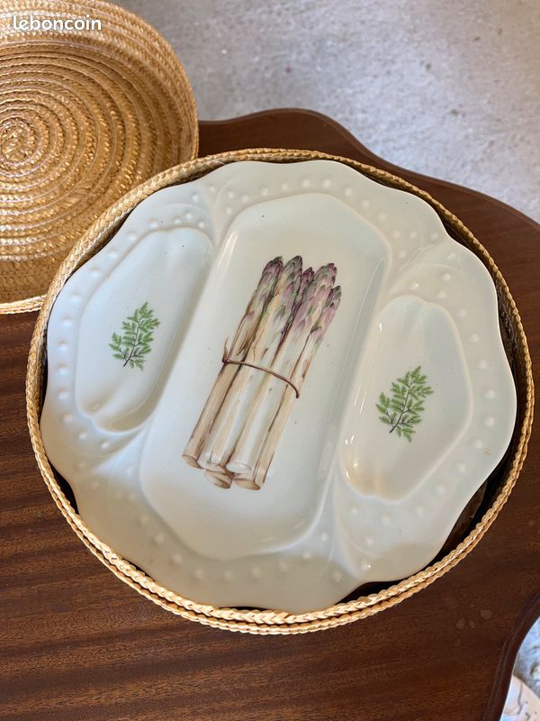 6 Assiettes plates à asperges ? blanches liseré doré aux