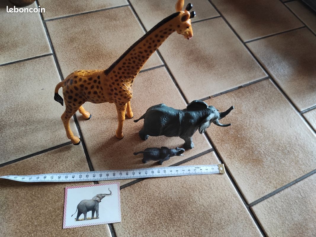Figurine de 3 éléphants et 1 girafe (image 2)