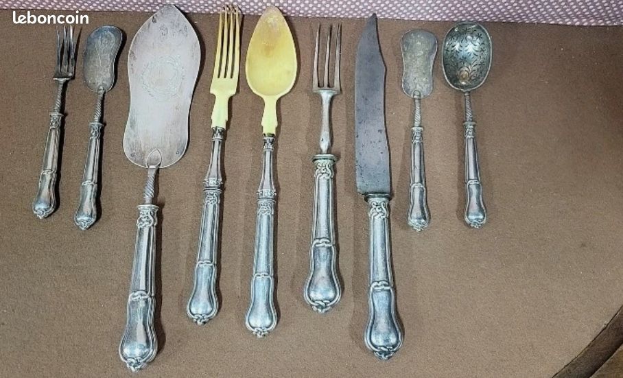 6 couverts en argent massif, poinçon Minerve, à décor au médaillon Louis XVI. Poids b