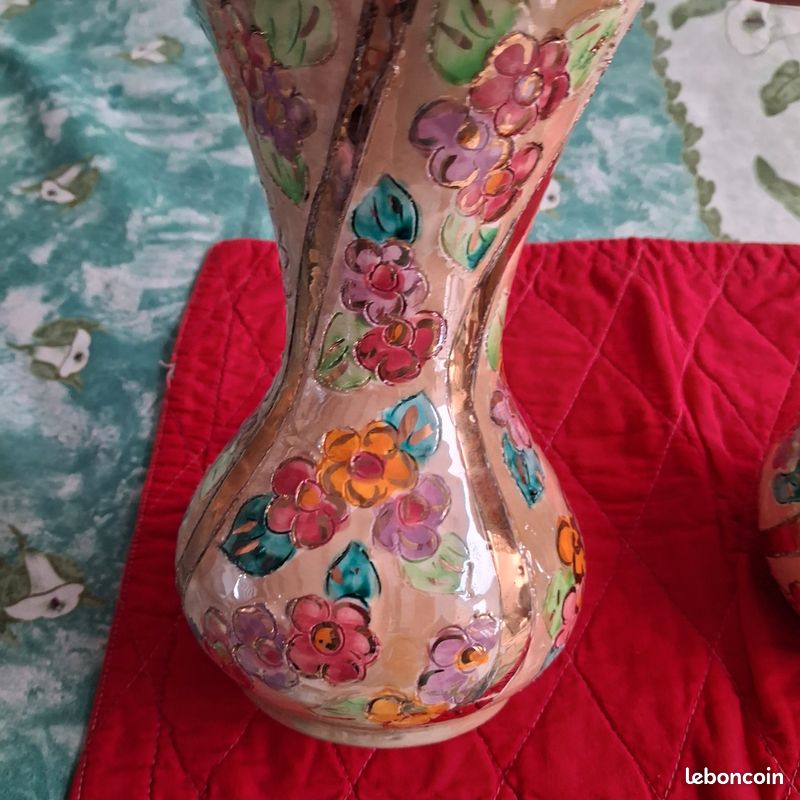 Paire de vases vintage Vallauris – Céramique florale & dorures (20 cm) années 50 (image 4)