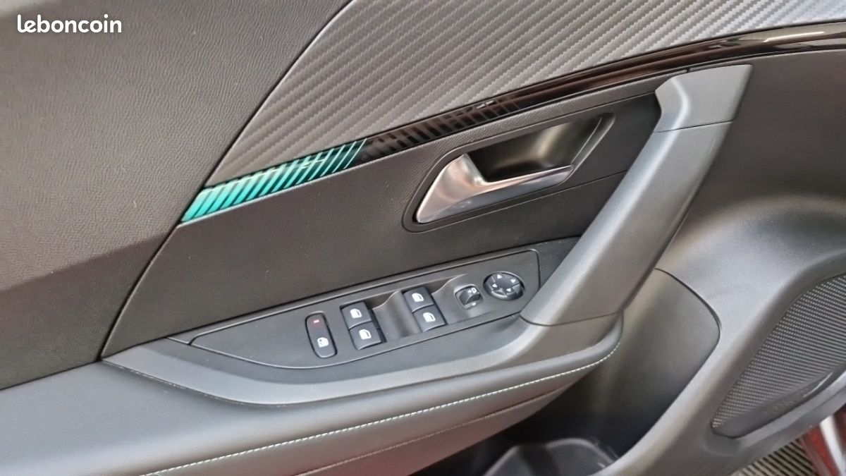 Peugeot 2008 BLUEHDI 130 S&S EAT8 ALLURE PACK (image 21)