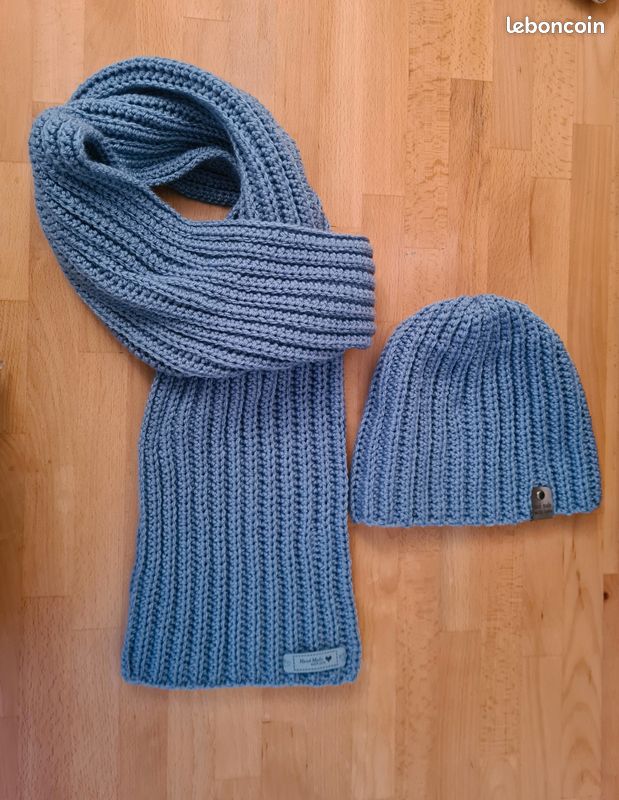 Écharpe Bleue Avec Bonnet Assorti - 100% Acrylique, Motif Floral, Neuf Avec étiquettes