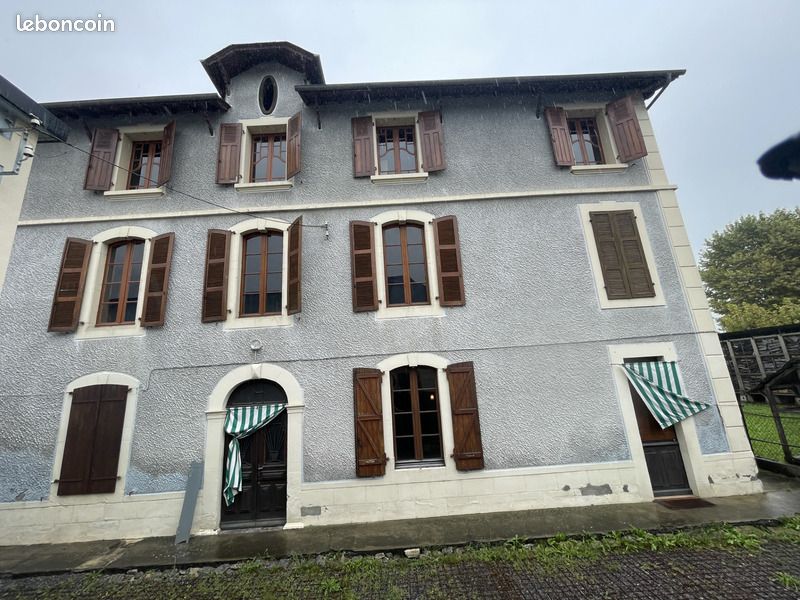Maison 8 pièces 238 m² · à Nay · 238 m² · 131 000 €
