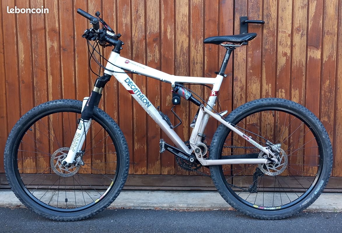 VTT rockrider de chez décathlon, blanc, taille M, année 2007