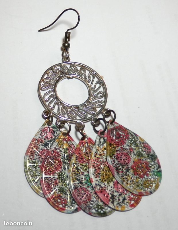 Boucles oreilles chandelier perles en métal coloré (image 4)