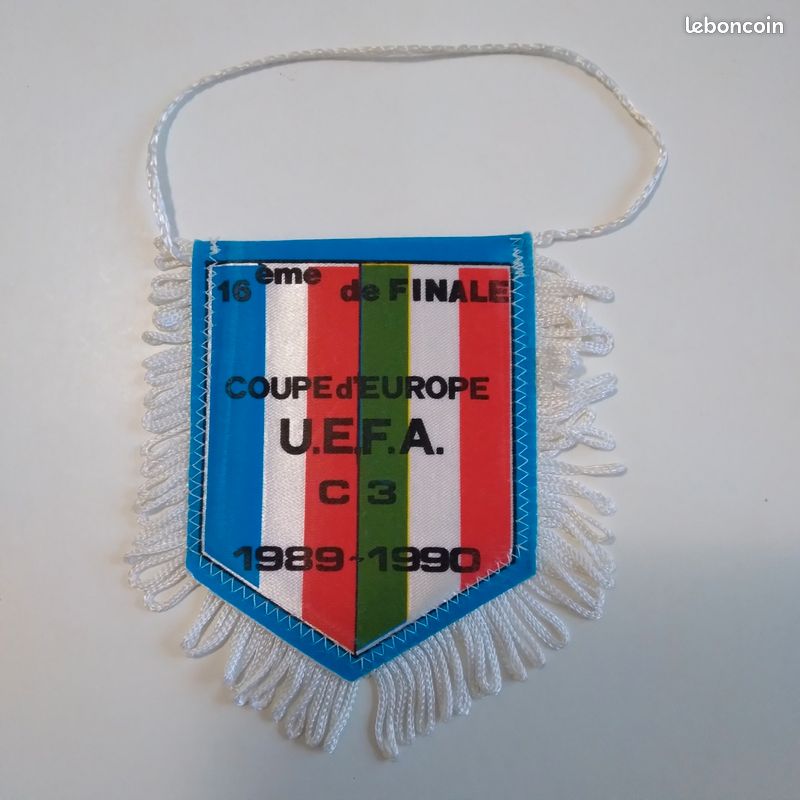Fanion Fiorentina Violet - Club Italien De Football - Très Bon état