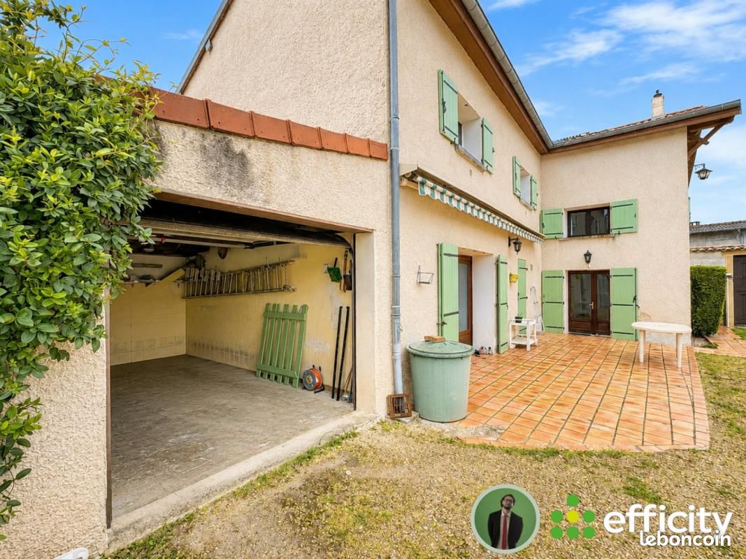 Maison 13 pièces 258 m² · à Corcelles-en-Beaujolais · 258 m² · 481 500 €