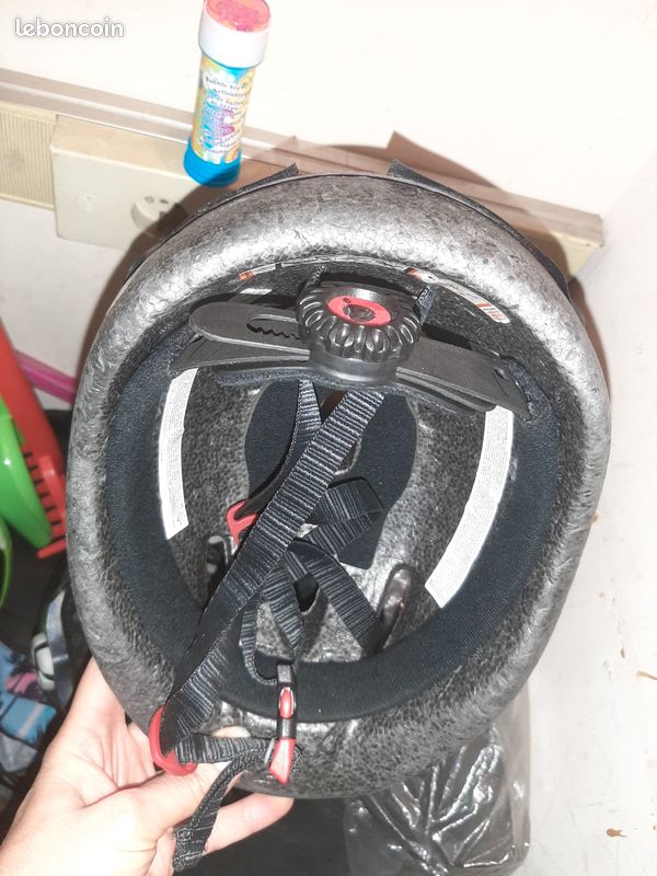 Casque vélo enfant btwin rouge taille 52/56 cm
Btwin excellent état (image 3)