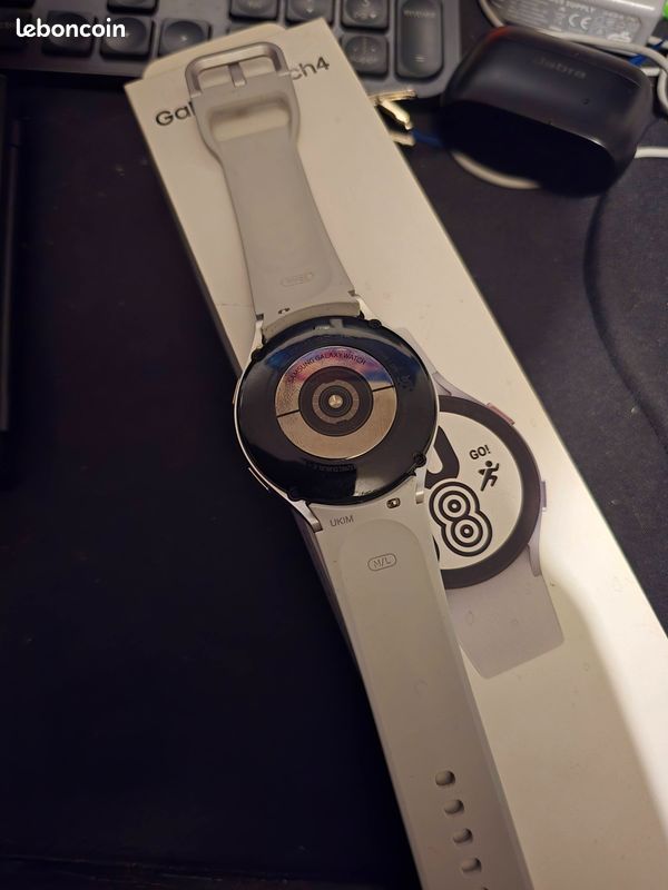 Montre connectée Samsung Galaxy Watch 4 blanche (image 4)