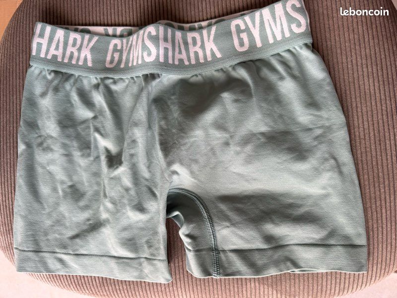 Short gymshark taille S vert d eau jamais porté (image 2)