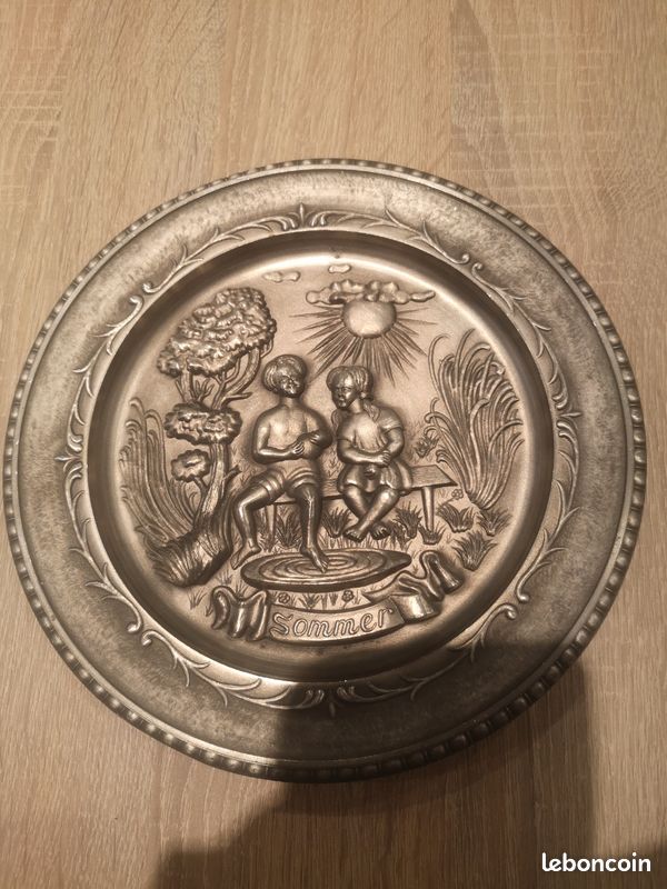 Assiette Décorative En Étain Ciselé - Armoiries Villes Sorgues / Wettemberg
