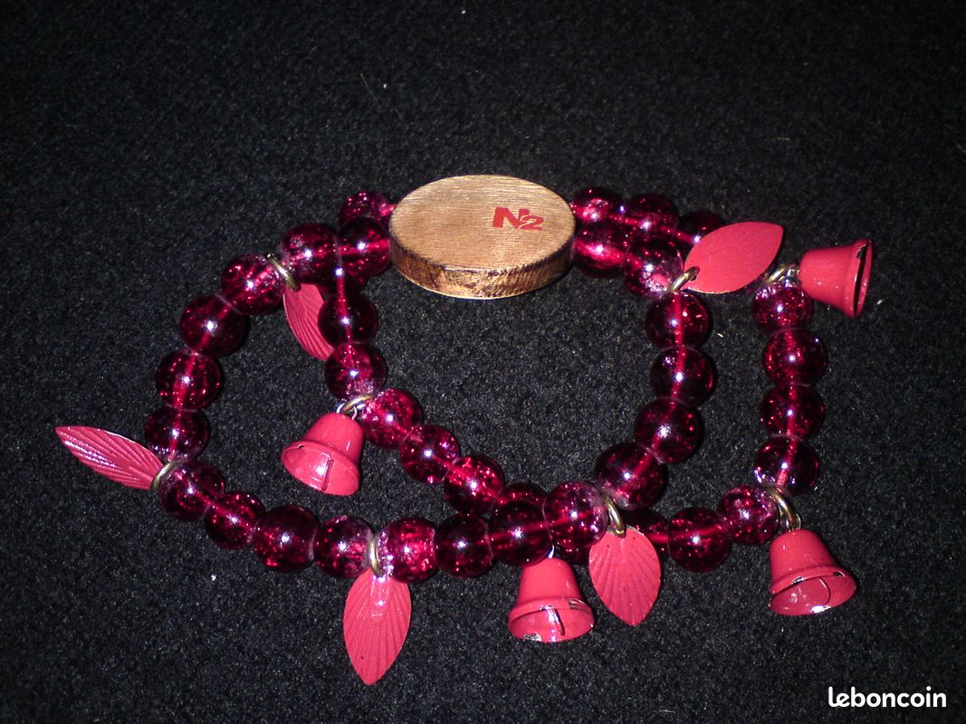 Bracelet marque Les Néréïdes à breloques clochettes & feuilles, et perles en pâte de verre & bois (image 1)
