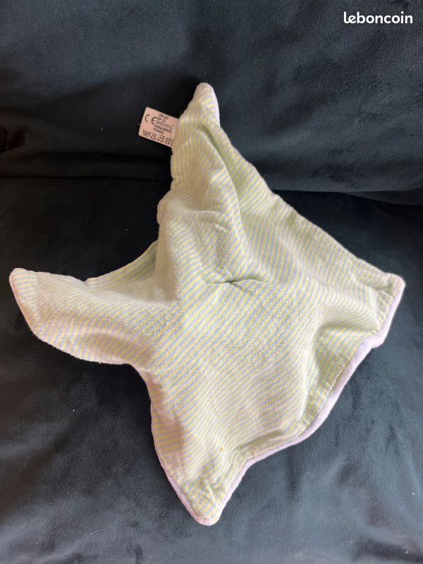 Doudou plat vert poupée à collerette rose de la marque les mots d enfants (image 2)