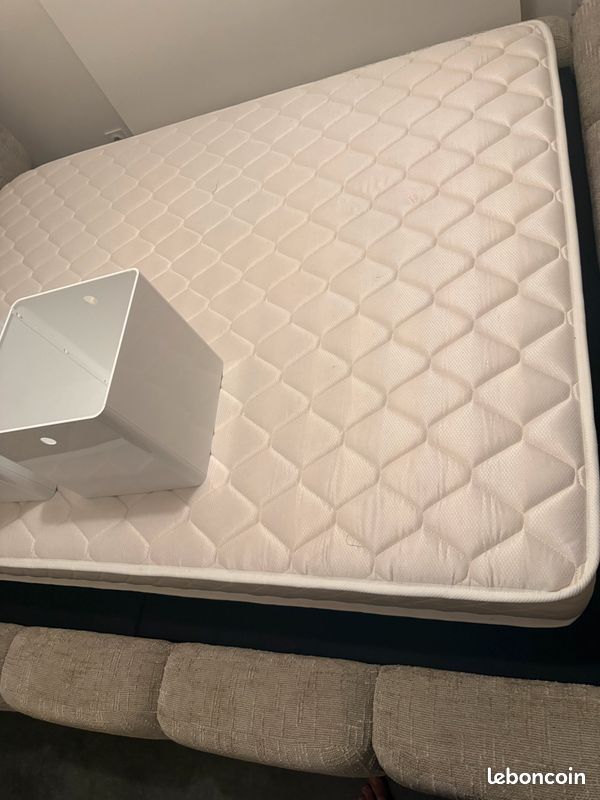 Matelas et sommier sur pied (image 1)