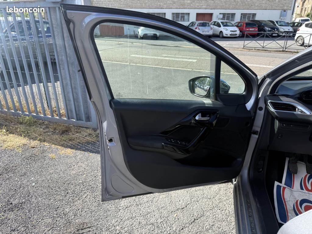 PEUGEOT 208 1.5 BlueHDi S&S - 100 Allure GPS + RADAR AR + CLIM (image 40)