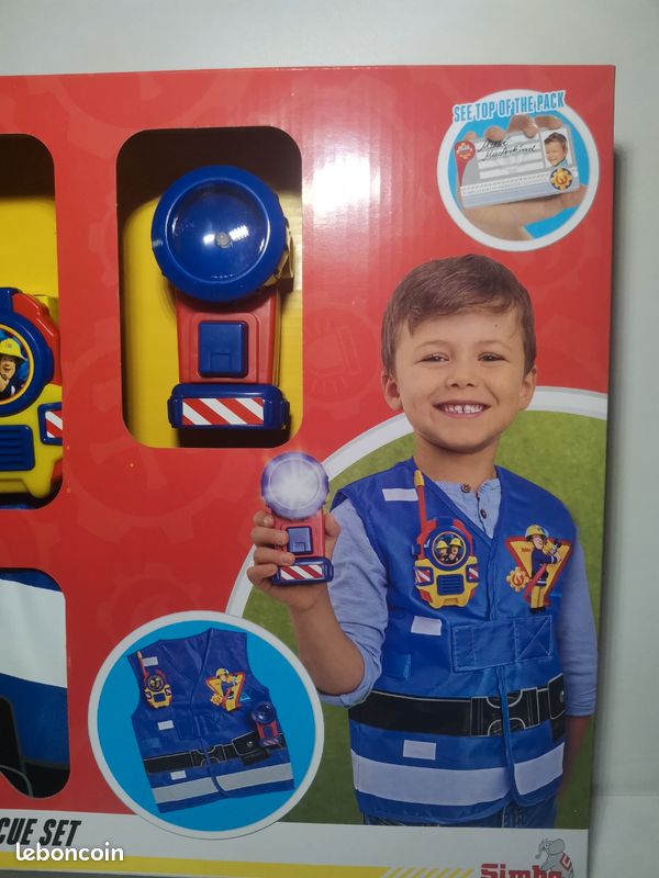 Déguisement Sam le pompier avec casque, talkie-walkie lampe, carte pompier (image 4)