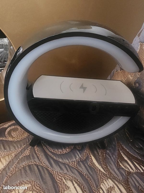 Lampe LED multifonction avec chargeur sans fil et enceinte Bluetooth (image 3)