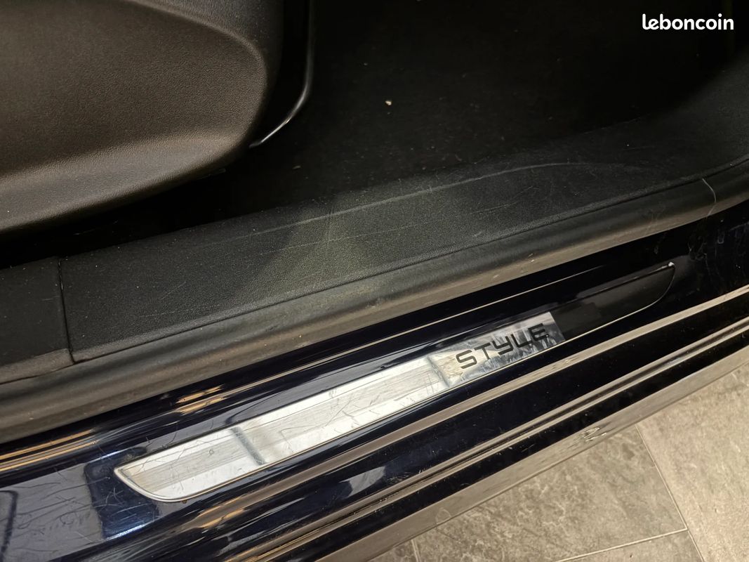 PEUGEOT 208 1.6 D 75ch STYLE - 2017 - CarPlay - Suivi complet - Régulateur de vitesse - Climatisation - Bluethoot (image 24)