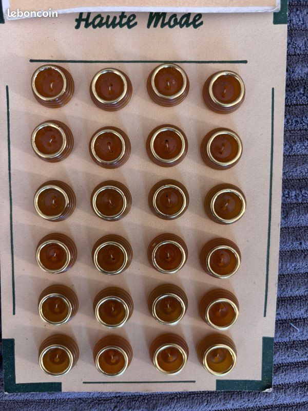 Plaquette de 24 boutons anciens marron / caramel cerclé doré « Haute Mode » - Mercerie vintage (image 1)