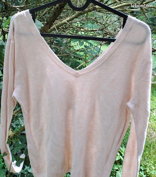 Pull léger original col en V rose pastel décolleté dos maille