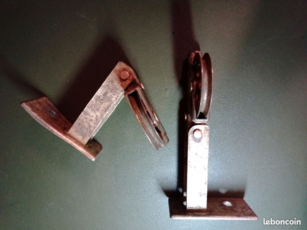 Paire de poulies anciennes de guidage articulées a bec, en bronze (image 3)