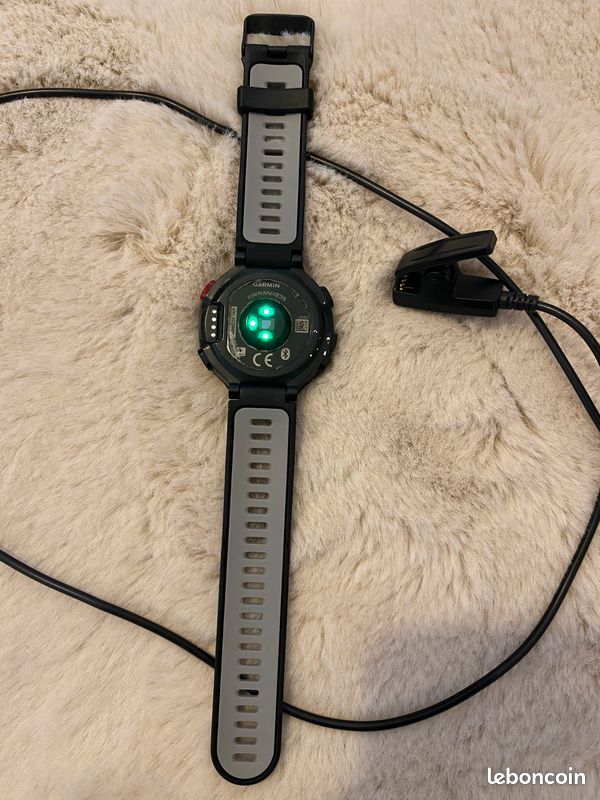 Garmin Forerunner 235 - Montre connectée sport GPS cardio Bluetooth - Bon état (image 4)