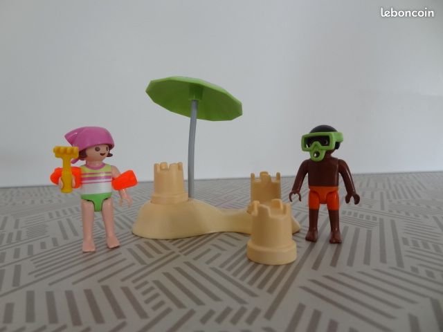 Playmobil 9085 – Enfants et châteaux de sable avec parasol (image 1)
