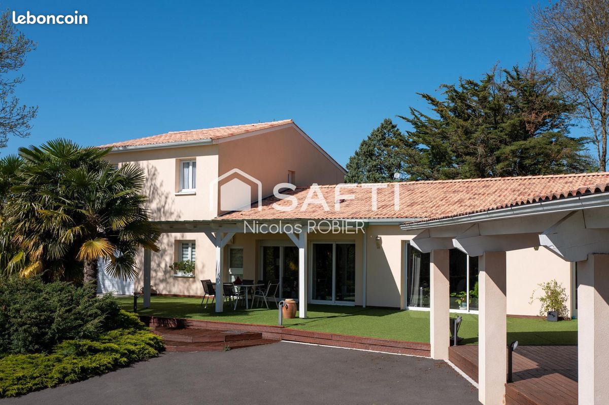 Maison 6 pièces 206 m² · à Aigondigné · 206 m² · 349 000 €