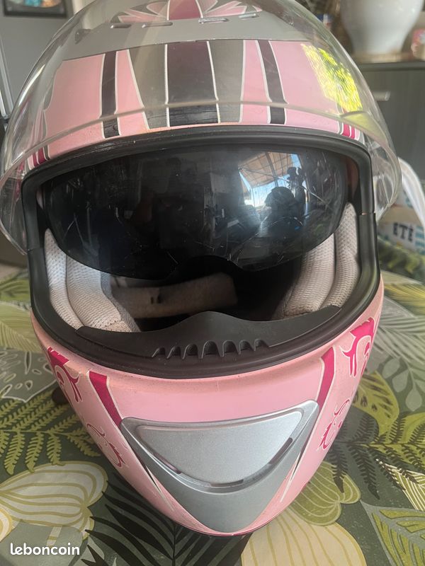 Casque intégral moto rose et gris (image 1)
