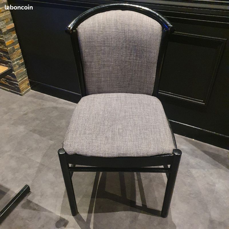 Chaises en bois noir et tissus gris (image 1)