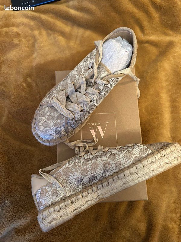 Baskets espadrilles Vanessa Wu à motifs de plumes dorées Chaussures