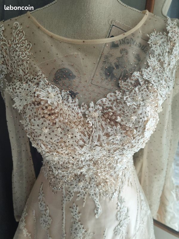 Robe de cérémonie (image 1)