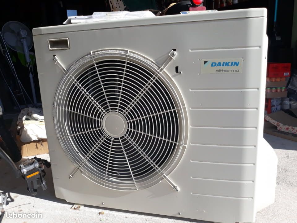 Pompe à chaleur AIR EAU DAIKIN unité Extérieure + thermostat (image 1)