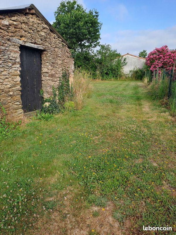 Vente de bâtiment de pierre sur terrain constructible (image 1)