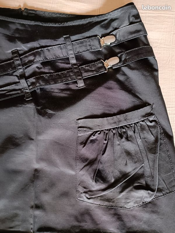 Jupe noire en tissus satiné drapée très bon état (image 2)