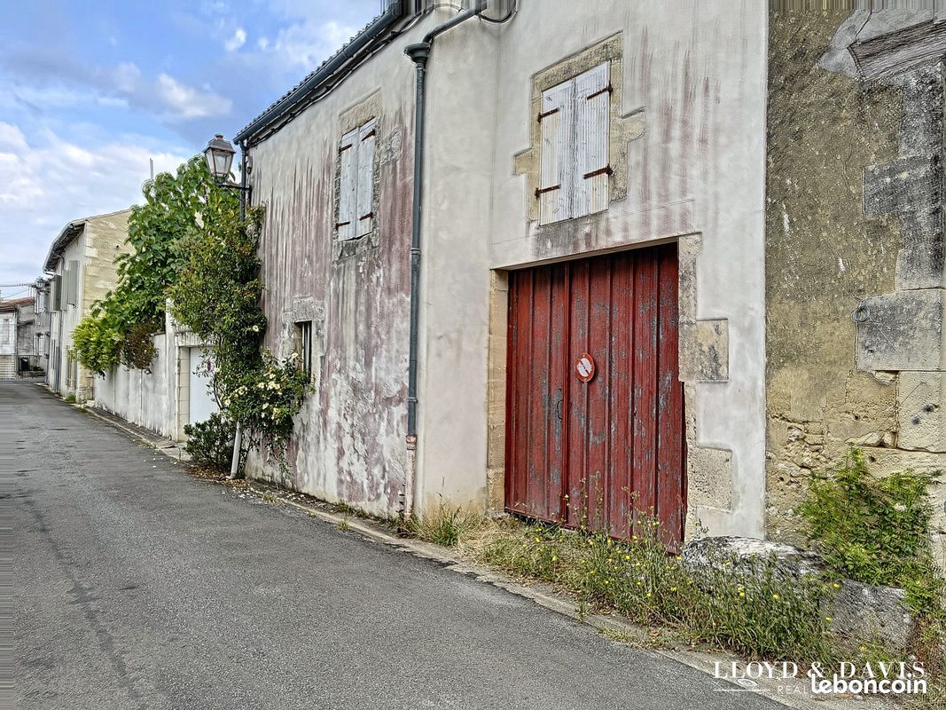 Parking 53 m² · à Saint-Sauvant · 53 m² · 43 800 €