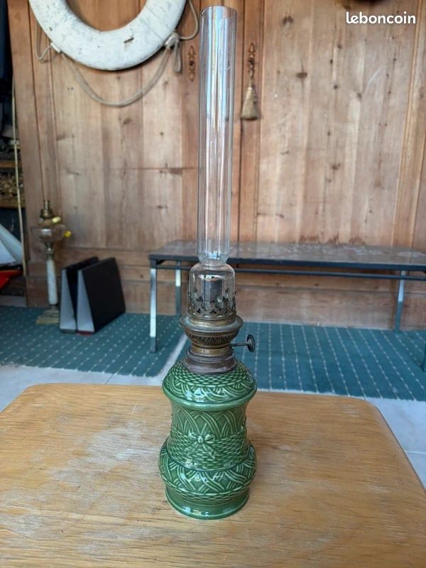 Ancienne lampe à pétrole en faïence bleue, vert céladon, 45 cm au total (image 1)