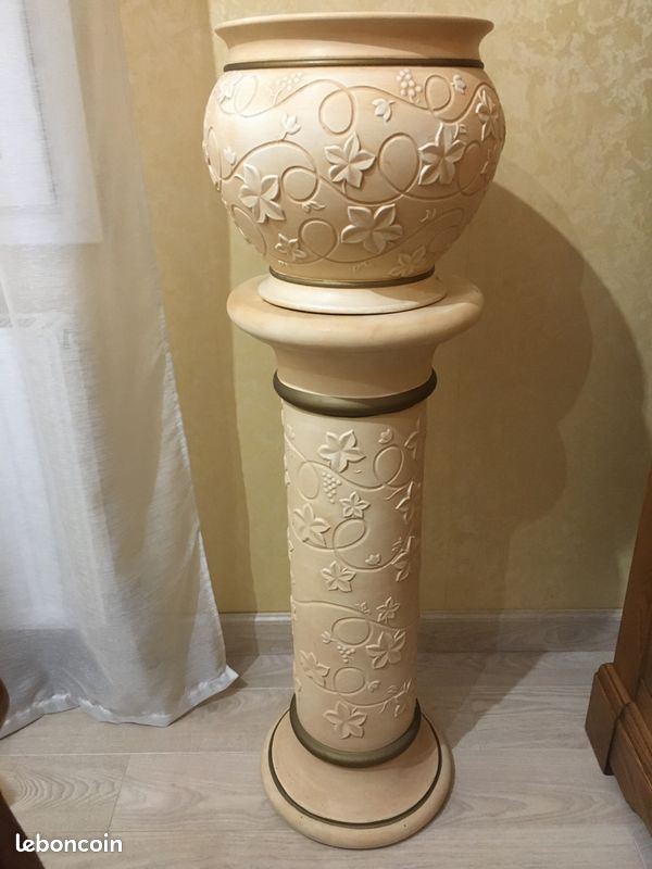 Cache pot et colonne (image 1)