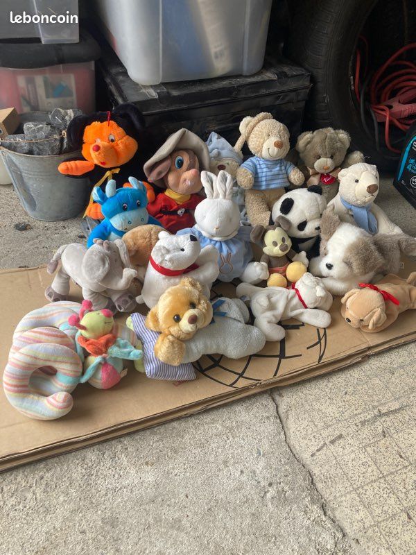 Lot de peluches et divers (image 1)