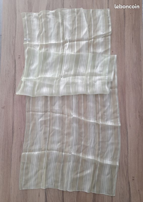 Foulard léger vert d'eau en soie et viscose - Fabriqué en France (image 3)
